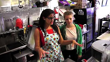 La jeune blonde Alani Pi a un entretien d'embauche en tant que barista au café rapide de Penny Barber