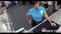 Una stupefacente minx le sta scuotendo il culo mentre fa sesso in negozio