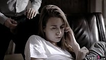 Der Psychiater nutzt die unruhige Teenager-Mutter voll aus