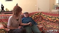 Die zierliche französische Rothaarige wird verwöhnt, während sie den Voyeur ihres Opas saugt