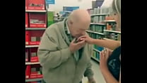 Schlampe fingert sich am Walmart und lässt Fremde an ihrem Finger schnüffeln