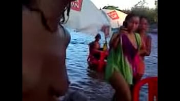 La donna sta nuda sul fiume di Boca da Barra Ilhéus - BA