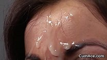 Slutty Stunner bekommt Sperma ins Gesicht geschossen und schluckt den ganzen Saft