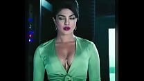 sexy p. Escena de escote caliente de Chopra en película inglesa