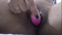 India chica usando vibrador en su Grande labio COÑO