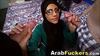 Desperate Big Tits ArabTakes 2 riesige Schwänze für Geld