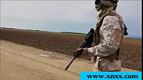 Un soldado estadounidense a una niña árabe, enlace de video completo en la descripción