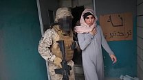 ПУТЕШЕСТВИЕ - Арабская проститутка удовлетворяет американских солдат в зоне боевых действий!