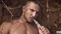 Гей курение фетиш видео с участием мускулистого обнаженного мужчины