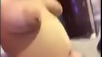 Milf sexy com peitos enormes transando com o travesseiro até o orgasmo