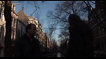 Hombre maduro hace un viaje para visitar a las prostitutas de Amsterdam