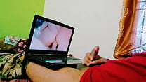Adolescente assistindo vídeo pornô