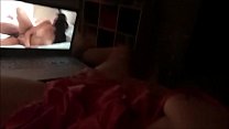 Babe peituda dedilhando-se enquanto assiste pornografia