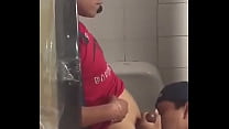 Pinoy chupando pau em banheiro público.