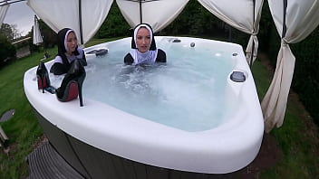 Due monache impertinenti si bagnano nella vasca idromassaggio