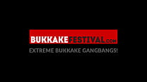Bukkake Party geht verrückt mit zwei Schwanz verschlingenden MILF Schlampen