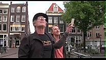Un tipo sexy hace un viaje y visita a las prostitutas de Amsterdam