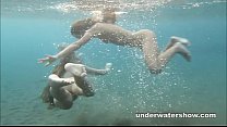 Julia y Masha nadan desnudas en el mar