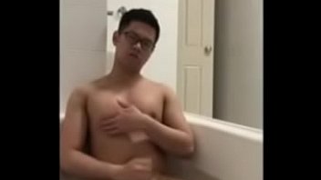 masturbándose en el baño