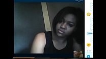 Chica negra sexy muestra tetas y culo grande para una polla blanca en Skype
