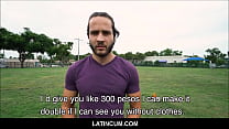 Atleta latino español amateur heterosexual con cabello largo tiene sexo con cineasta gay por dinero fuera de POV