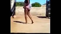 Femme divorcée danse nue en public après s'être