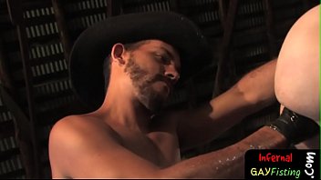 Schwelende schwule Cowboyfäuste schmierten den Arsch