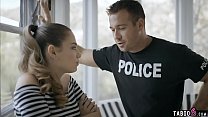 Der korrupte Polizist nutzt den jungen Verlobten seines Bruders aus