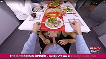 美しいブロンドとVRでクリスマスのテーブルの下でフェラチオ