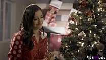 Derrick Pierce verkleidet sich als Weihnachtsmann und plant, ihre jungfräuliche Teenie-Nachbarin Emily Wiliis zu ficken.