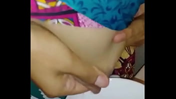 La ragazza indiana insegna con il sesso del latte al seno