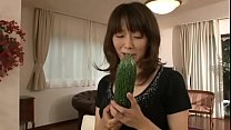 Japanische Mutter masturbiert mit einer großen Gurke