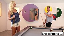 Brooke spielt sexy Billard mit Vans Bällen