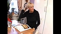 Зрелую блондинку трахнули на кухне