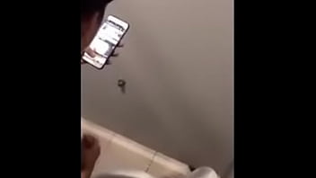 Grandi bei ragazzi si masturbano nel WC LOTTERIA