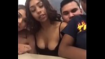 Nuevas chicas locas mostrando sus pechos en McDonald's