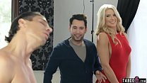 Un fan fou guette une star du porno jusqu'à ce qu'elle puisse le baiser