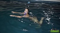 Jeniffer Matrix nadando pelada na piscina