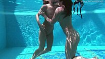 Jessica e Lindsay nudi nuotano in piscina
