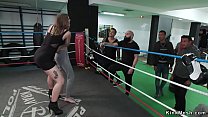 Pequeña puta follada en grupo en un gimnasio de boxeo local