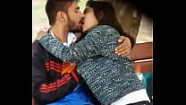Casal pego se beijando no parque