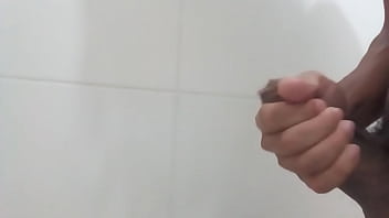 Novinho se masturbando no banho