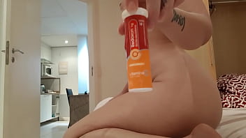 Mimi Boliviana malade et excitée se masturbe avec de la vitamine C ... bolivinamimi.fans