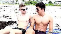 Ragazzi sulla spiaggia gay