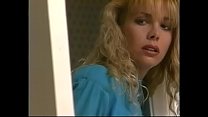 Die freche blonde Stephanie DuValle in ihrem blauen Kleid sieht gerne der verstohlenen Nymphomanin Nikki Shane zu, die mit Stephanies Freundin im Badezimmer spielt