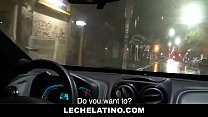 Jovem taxista latino pega o caralho e chupa