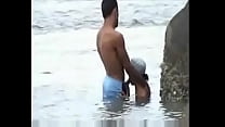 En la playa mostrando pareja amateur teniendo follada no simulada