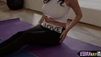 Yoga lesbiennes aimant flex pour le plaisir oral
