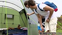 Молодые любители на улице трахаются в тройничке в палатке для кемпинга