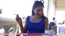 Talia Mint testa brinquedo com controle remoto em um café público